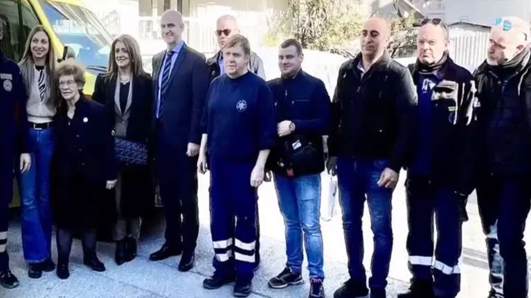 Κατερίνη: Συνταξιούχος δώρισε ασθενοφόρο στο ΕΚΑΒ στη μνήμη του γιου της - Η συγκινητική ιστορία της