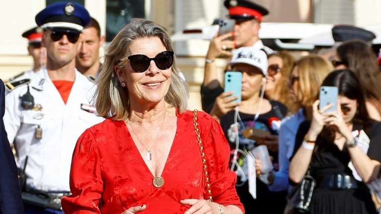 Η πιο καλοντυμένη η Καρολίνα του Μονακό: Το απίθανο φλοράλ ζακάρ φόρεμα στο χρώμα της παπαρούνας