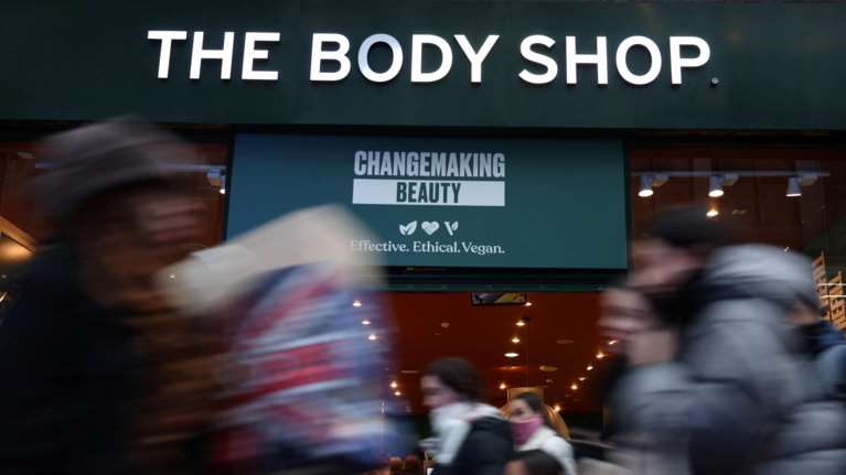 Υπό κατάρρευση η Body Shop στη Βρετανία: Κλείνουν σχεδόν τα μισά καταστήματα, τουλάχιστον 270 απολύσεις