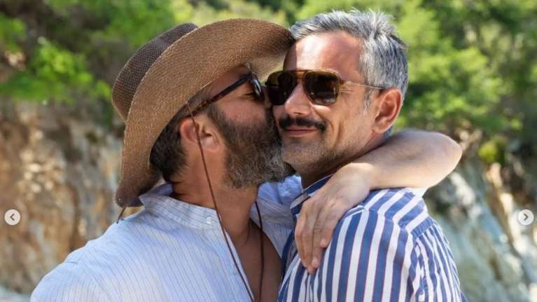 Άγγελος Μπράτης: Αυτός είναι ο σύντροφός του - Η πρώτη τους τηλεοπτική εμφάνιση μαζί [Εικόνες]