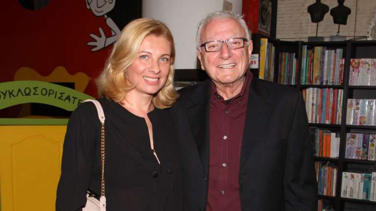 Αποκάλυψη από τη σύζυγο του Κώστα Χαρδαβέλλα: Έχει χάσει τη φωνή του, μιλάει ψιθυριστά [βίντεο]