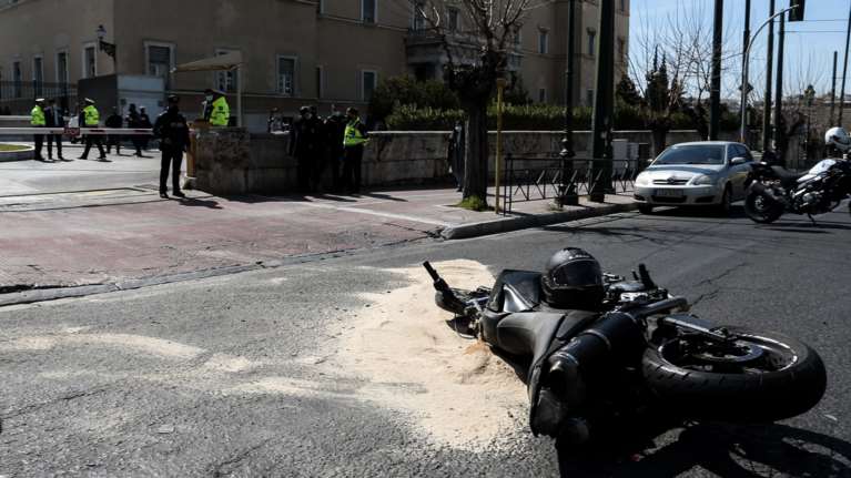 Τροχαίο στη Βουλή: Συγκλονίζει η μητέρα του άτυχου 23χρονου οδηγού - &quot;Αύριο δωρίζουμε τα όργανά του&quot;