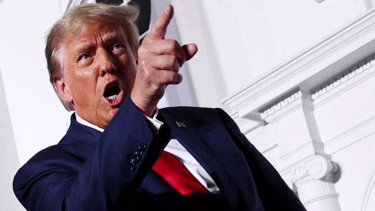 Ντόναλντ Τραμπ: Απειλεί μετά την απαγγελία των κατηγοριών - &quot;Αν με καταδιώξετε, θα σας κυνηγήσω&quot;