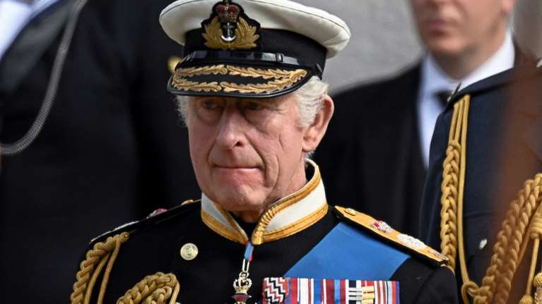 Βρετανία: Παρουσιάστηκε στο Μπάκιγχαμ το επίσημο μονόγραμμα του βασιλιά Καρόλου [εικόνες]