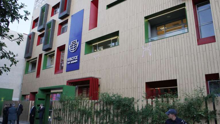 Κιβωτός του Κόσμου: &quot;Για ποιο λόγο ο διευθυντής της δομής της Χίου βλέπει κάθε Σάββατο σπίτι του ταινίες με δύο μικρά κορίτσια;&quot;