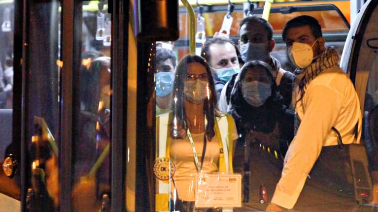 Βόρεια Μακεδονία: Οι πρώτοι 149 πρόσφυγες από το Αφγανιστάν έφθασαν στα Σκόπια [εικόνες]