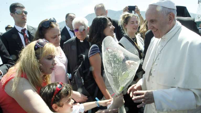 Όταν ο Πάπας Φραγκίσκος επισκέφτηκε την Ελλάδα: Οι πρόσφυγες στη Μυτιλήνη, το Fiat 500αράκι και το &quot;Πιστεύω&quot; στα ελληνικά [εικόνες - βίντεο]