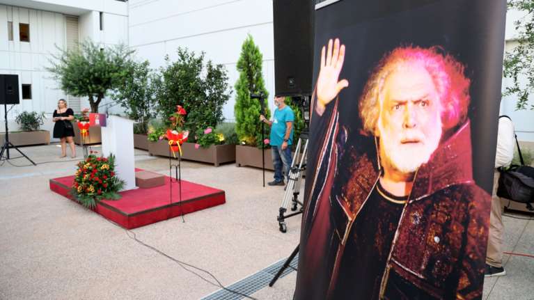 Κώστας Καζάκος: Αποχαιρετιστήρια τελετή του ΚΚΕ - Η συγκίνηση της συζύγου του - Ποιοι έδωσαν το παρών [εικόνες]