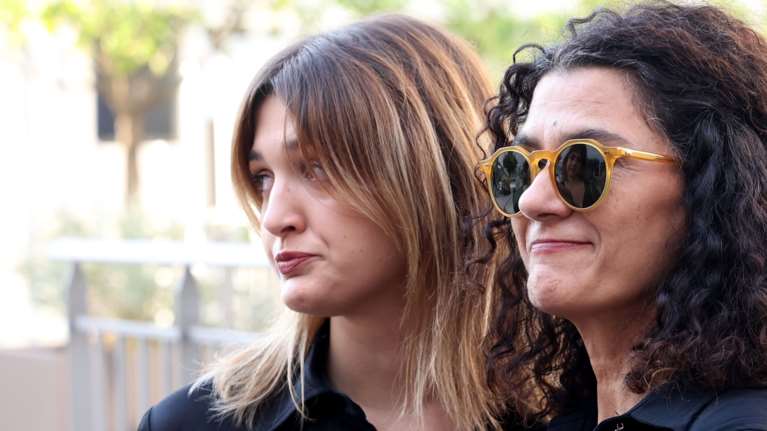 Ηλέκτρα Καζάκου: &quot;Λύγισε&quot; η άγνωστη κόρη του Κώστα Καζάκου στην κηδεία του πατέρα της