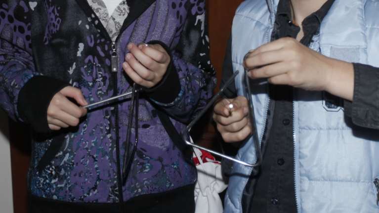 Αγρίνιο: Πήγαν να πουν τα κάλαντα και ένοικος χτύπησε το ένα παιδί - &quot;Βάρεσαν με τα τρίγωνα το κουδούνι&quot;