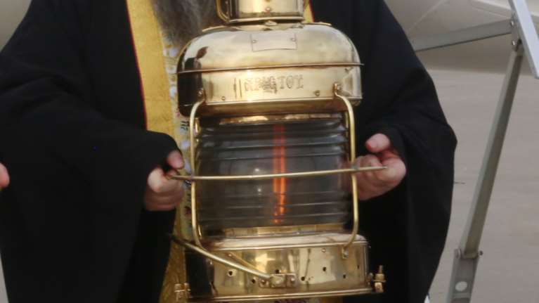 Άγιο Φως: Χωρίς εκπρόσωπο της εκκλησίας η αποστολή στα Ιεροσόλυμα - "Λιτή" η υποδοχή στην Ελλάδα