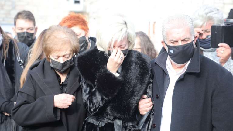 Κηδεία Γιώργου Τράγκα: Ράκος και υποβασταζόμενη η σύζυγός του στο τελευταίο αντίο [εικόνες]