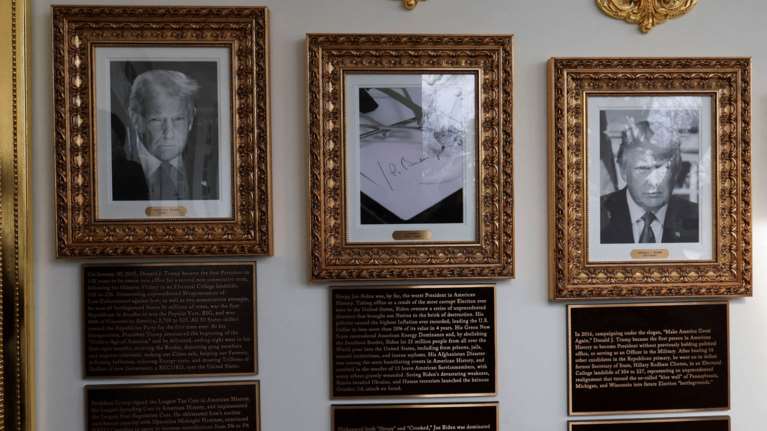 Σάλος με τα πορτρέτα των πρώην προέδρων στον Λευκό Οίκο - Απίστευτοι χαρακτηρισμοί κατά Μπάιντεν και Ομπάμα