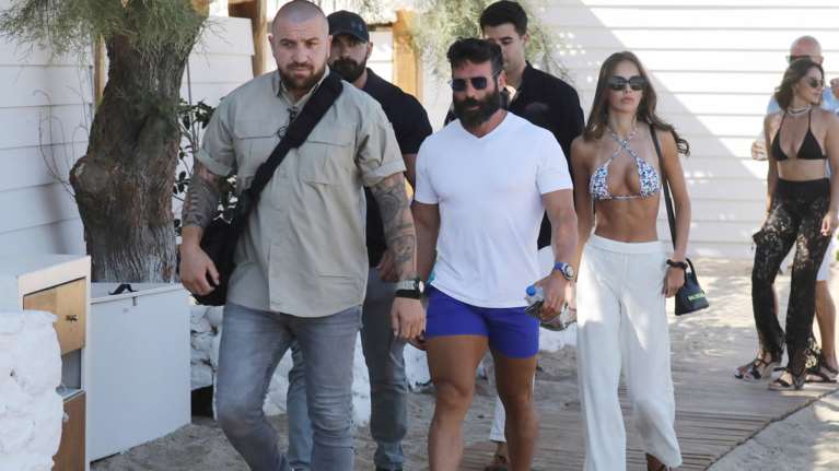 Μύκονος: Αιμόφυρτος και λιπόθυμος ο Έλληνας σωματοφύλακας του Dan Bilzerian - Τον ξυλοκόπησαν Γαλλοαλγερινοί