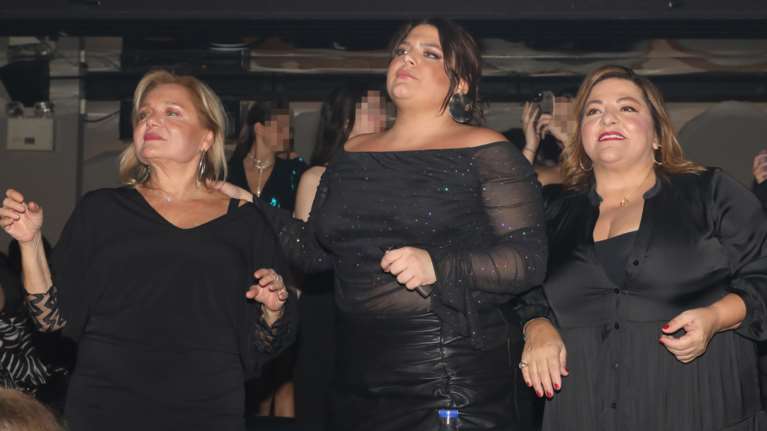 Τρεις κυρίες στα μπουζούκια: Η Δανάη Μπάρκα με τη μαμά της Βίκυ Σταυροπούλου και τη Μαρία Καβογιάννη σε βραδινή έξοδο