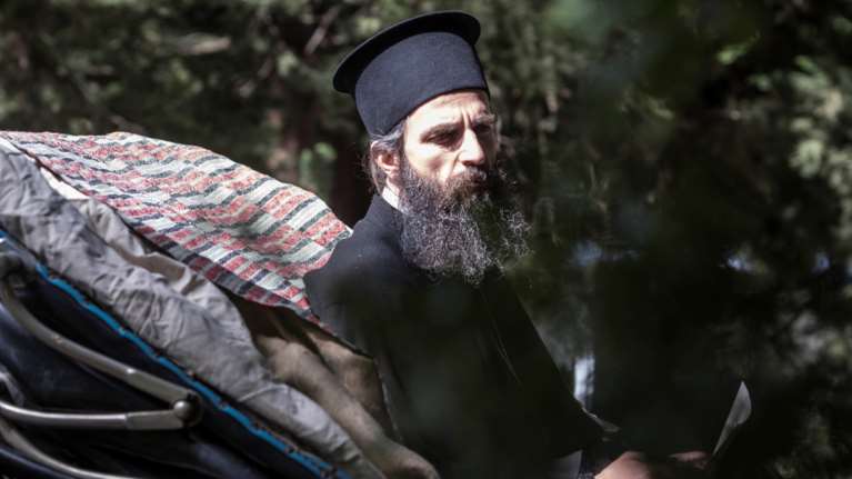 Αλλος άνθρωπος ο Αρης Σερβετάλης στα γυρίσματα της νέας του ταινίας - Ως Αγιος Νεκτάριος [εικόνες]