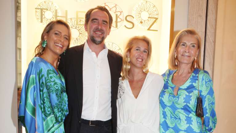 Νικόλαος - Τατιάνα Μπλάτνικ - Marie Blanche: Η σπάνια κοινή έξοδος - Μαμά και κόρη με μάξι αέρινα εμπριμέ φορέματα και σανδάλια