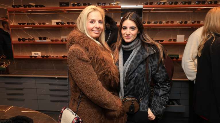 H Έλενα Μακρή Λυμπέρη με την κόρη της Φιλίππα σε εγκαίνια στην Κηφισιά