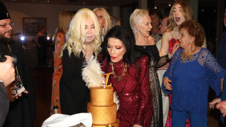 Ζωζώ Σαπουντζάκη: Το πάρτι γενεθλίων, η τούρτα υπερπαραγωγή και η λαμπερή εμφάνιση [εικόνες]