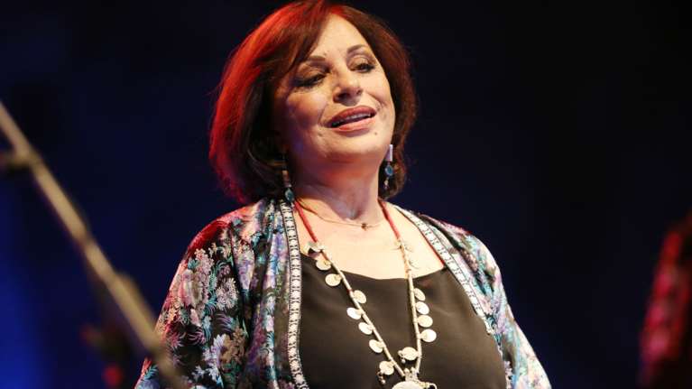 Ρετρό κλικ από τα &#39;70s: Η Χάρις Αλεξίου ποζάρει με τον αδελφό της και την Αννα Βίσση σε μπουάτ της Πλάκας