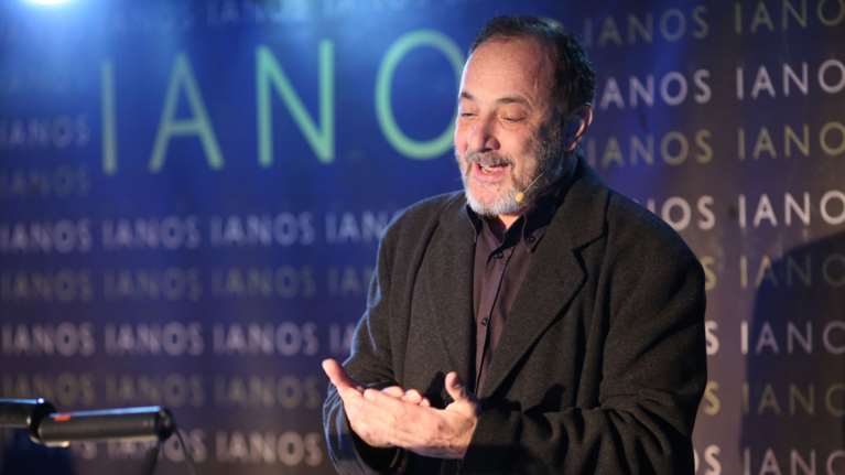 Στέλιος Μάινας: &quot;Να μπαίνουν στα κλειστά θέατρα μόνο εμβολιασμένοι&quot; - Το μήνυμά του για την πανδημία