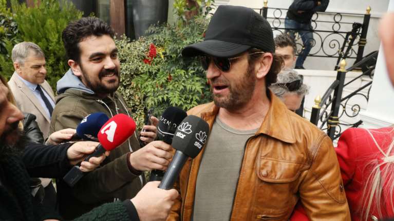 Έφτασε στην Ελλάδα ο &quot;Λεωνίδας&quot; Τζέραλντ Μπάτλερ - Θα τρέξει με την Ολυμπιακή Φλόγα [εικόνες]