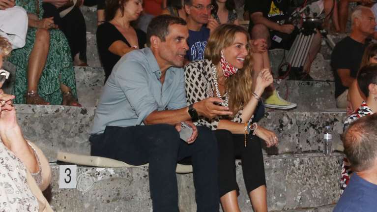 Κωνσταντίνος Μαρκουλάκης - Χρυσή Βαρδινογιάννη: Σπάνια δημόσια εμφάνιση του ζευγαριού στην Επίδαυρο [εικόνες]