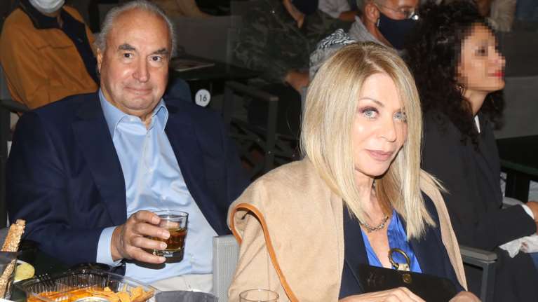 Ελλη Στάη - Νίκος Μουνδρέας: Η σπάνια εμφάνιση στο γήπεδο - Το look της φανατικής Ολυμπιακού σε κόκκινο και άσπρο