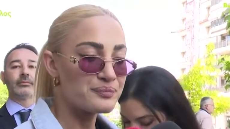 Δάκρυσε η Ιωάννα Τούνη έξω από το δικαστήριο για την υπόθεση revenge porn: &quot;Ελεγαν να τη η π@@@να&#39;&quot;