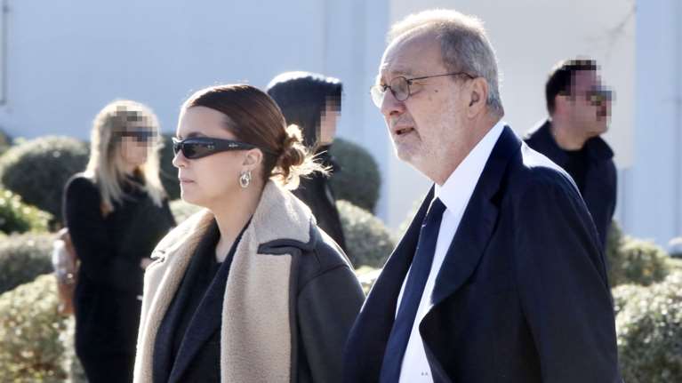 "Γιωργάρα στο καλό": Ο σπαρακτικός επικήδειος του Στρατή Λιαρέλλη στην κηδεία του Παπαδάκη [βίντεο]