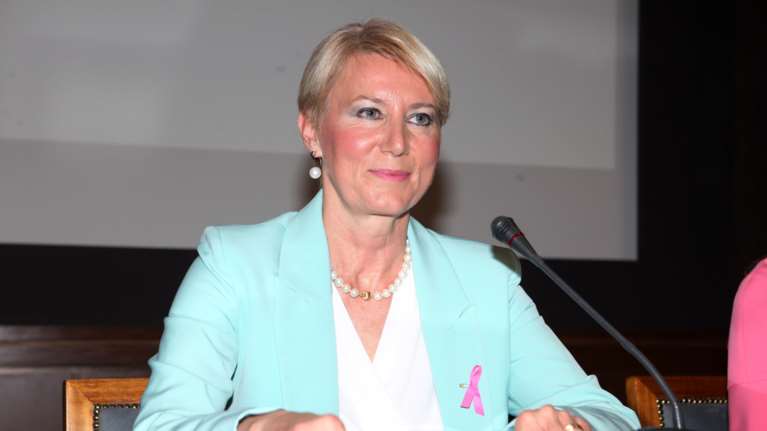 Νατάσα Παζαΐτη: Το καλοκαιρινό φόρεμα σε αποχρώσεις aegean blue που φόρεσε στη νέα της έξοδο