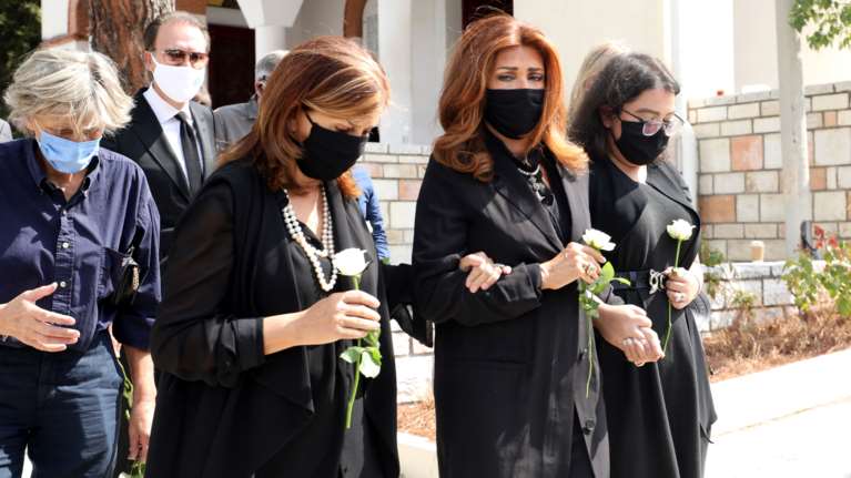 Κηδεία Μαρίας Ντενίση: Συντετριμμένη η Μιμή Ντενίση - Τραγική φιγούρα η Μαριτίνα