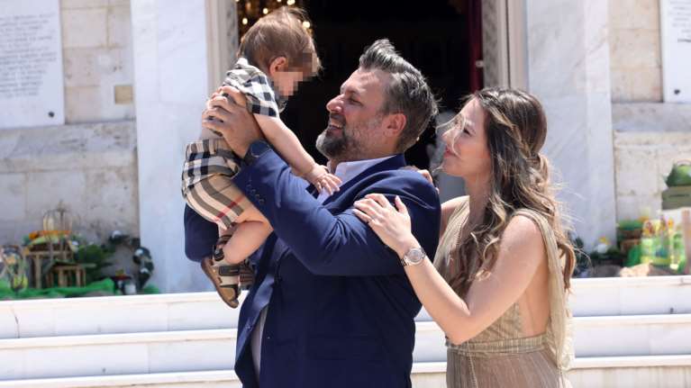 "Πήραν ακόμη και τον κουμπαρά του παιδιού και τις κολώνιες": Η σύζυγος του Γιάννη Καλλιάνου μιλά για τη διάρρηξη στο σπίτι τους