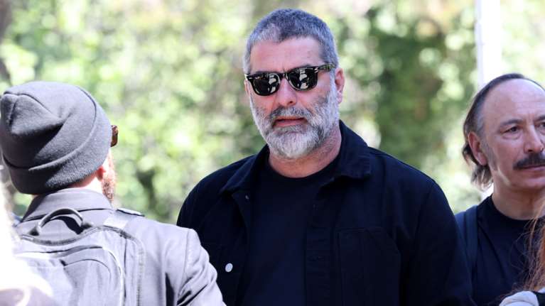 Ο Μπισμπίκης κατακεραυνώνει με μία λέξη τον Σερβετάλη για όσα είπε για τις αμβλώσεις