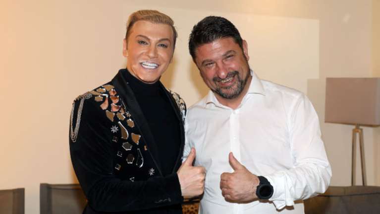 Ο Νick Hard Χαρδαλιάς αγκαλιά με τον Τάκη Ζαχαράτο στην πρεμιέρα της παράστασής του [εικόνες]