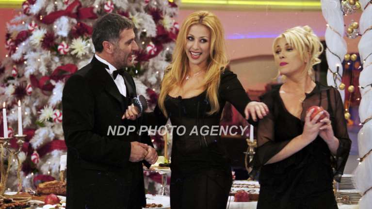 Πρωτοχρονιές άλλης εποχής: Οταν αλλάζαμε χρόνο με τα σόου της Ρούλας Κορομηλά και λαμπερούς καλεσμένους [εικόνες-βίντεο]