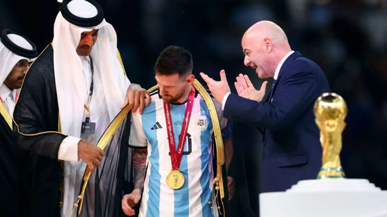 Μουντιάλ 2022: Άραβας προσφέρει 1 εκατ. δολάρια στον Μέσι για το bisht που φόρεσε στην απονομή