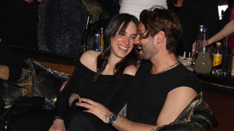 Γιώργος Καράβας - Ραφαέλα Ψαρρού: Οσκαρική εμφάνιση σε λαμπερό event - Πόζαραν στο κόκκινο χαλί [εικόνες]