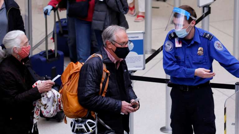 Κομισιόν: Μείωση των περιορισμών στα μη απαραίτητα ταξίδια στην ΕΕ