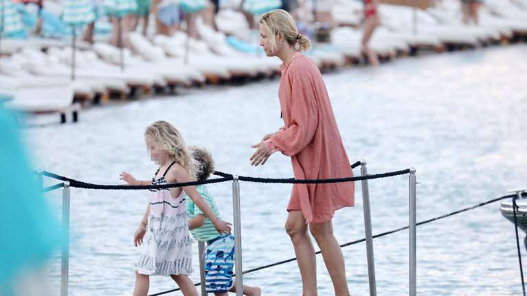 Μπιάνκα και Κάρολος Κρασσάς: Τα κατάξανθα παιδιά της Βίκυς Καγιά έχουν μεγαλώσει πολύ