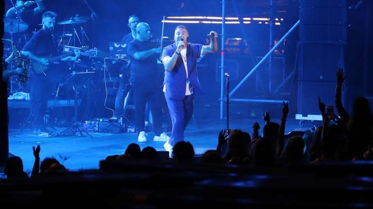 Μύκονος: Ποιος πρόεδρος ποδοσφαιρικής ομάδας πλήρωσε 1,7 εκ. ευρώ για πριβέ πάρτι με τον Ρέμο - 60.000 φιλοδώρημα [βίντεο]