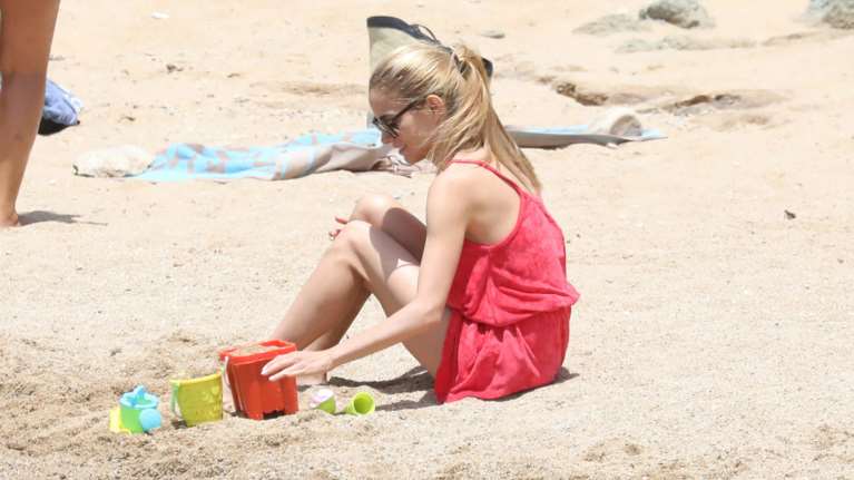 Δούκισσα Νομικού: Με τα... κουβαδάκια της στην παραλία χωρίς ρετούς - Χαλαρές στιγμές με τον σύζυγό της [Εικόνες]