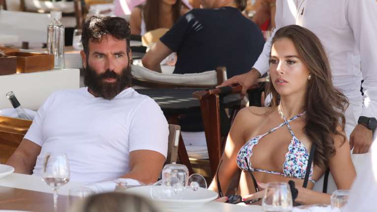 Dan Bilzerian: Ο  βασιλιάς του Instagram σε εστιατόριο της Μυκόνου με αιθέρια ύπαρξη στο πλευρό του [Εικόνες]