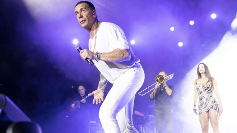 Ανανεωμένος ο Γιώργος Μαζωνάκης: Φωτογραφίστηκε μόνο με μία πετσέτα [εικόνα]