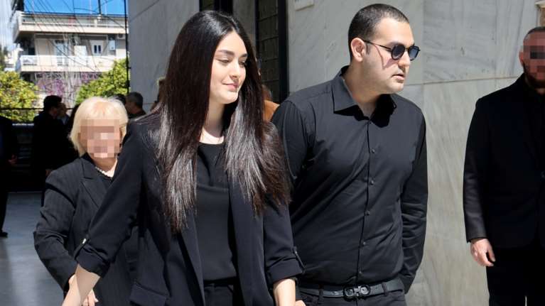 Αλέξης Κούγιας: Χωριστά η Εύη Βατίδου και τα παιδιά στο μνημόσυνο για τις 40 ημέρες από τον θάνατό του [εικόνες]