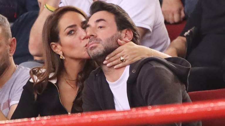 Δόμνα Μιχαηλίδου: Τρυφερές στιγμές στο γήπεδο με τον ψυχίατρο σύντροφό της Λεωνή Μαντωνάκη