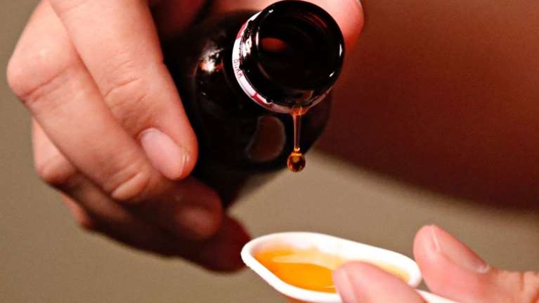 Ινδονησία: Έφτιαχναν παιδικά σιρόπια για το βήχα με ουσίες για υγρά φρένων - Πέθαναν πάνω από 150 παιδιά