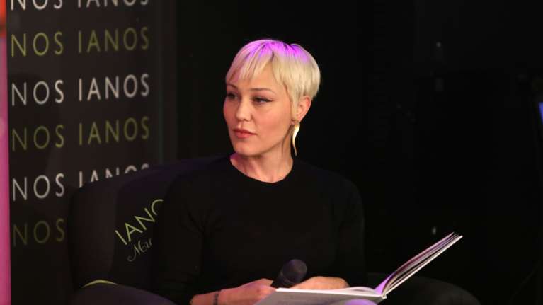 Η Πηνελόπη Αναστασοπούλου ποζάρει με ολόσωμο, μακρυμάνικο μαγιό