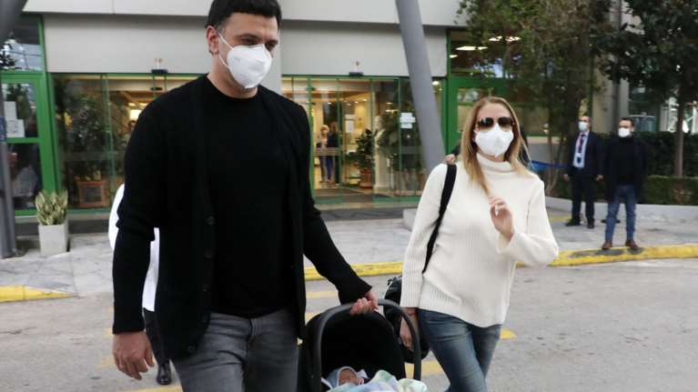 Κικίλιας: Φωτογραφίζει τον γιο του μπροστά από το χριστουγεννιάτικο δέντρο [εικόνα]