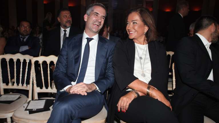 Ντόρα Μπακογιάννη: Οι ευχές της στον Κώστα Μπακογιάννη - Η φωτογραφία που τον έχει παιδάκι στην αγκαλιά της στη θάλασσα